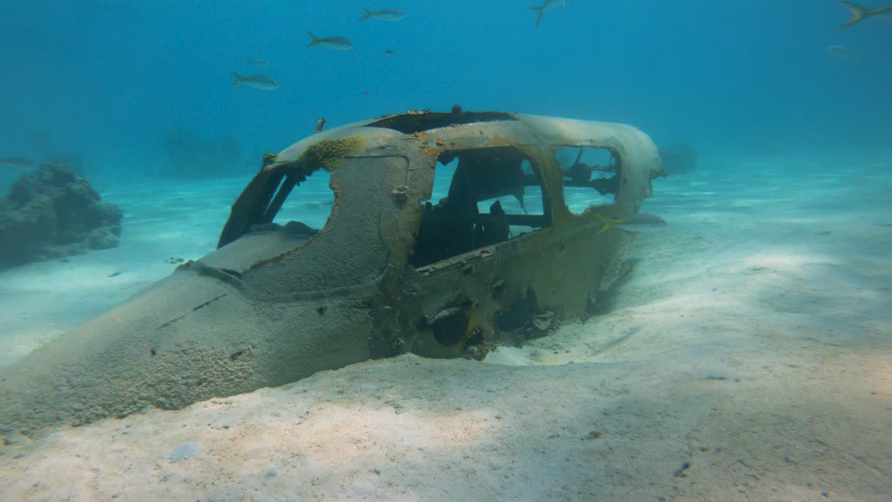 la parte delantera de un accidente de avión bajo el agua cerca de la isla de nassau, que es parte de las bahamas