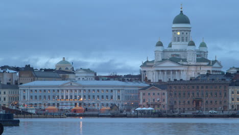 Lapso-De-Tiempo-Que-Muestra-El-Paisaje-Urbano-De-Helsinki,-La-Luz-Del-Día-Por-La-Noche