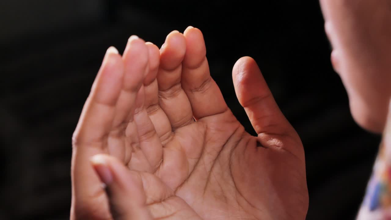 라마단 에서 손 으로 기도 하는 무슬림 여성 들 의 클로즈업