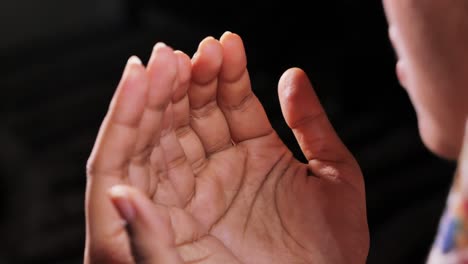 primer plano de mujeres musulmanas orando con la mano en el ramadán