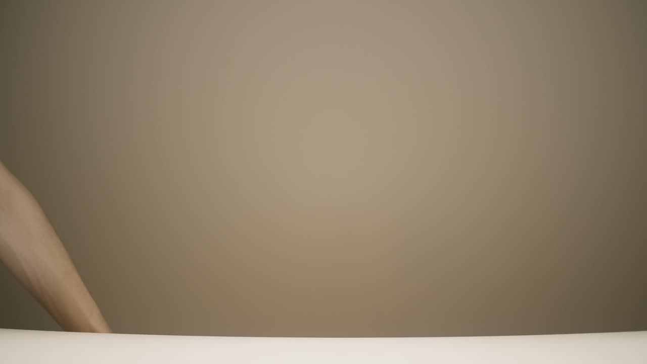 mano sosteniendo linterna con haz