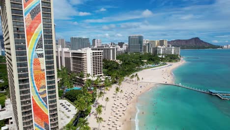 Rainbow-tower-at-Hilton-Hawaiian-Village-Waikiki-Beach,-with-Diamond-head-in-background