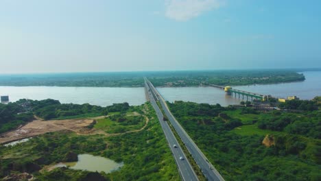 Toma-Aérea-De-Drones-De-Un-Puente-Fluvial-En-El-Río-Chambal,-Dholpur,-Rajasthan