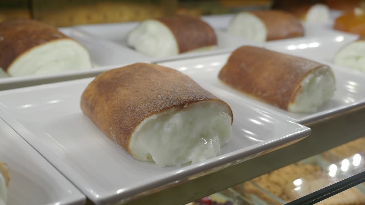 Deliziosi dessert di budino al latte caramellato in mostra