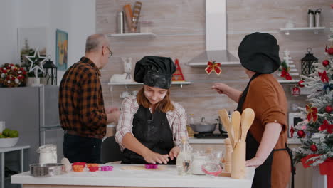 Enkelkind-Steht-Am-Tisch-In-Der-Weihnachtlich-Dekorierten-Kulinarischen-Küche-Und-Bereitet-Köstliche-Lebkuchendesserts-Zu