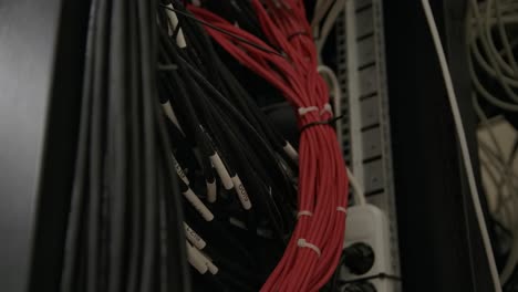 paquete de cables de internet colocados detrás del moderno servidor de conmutación de red de internet