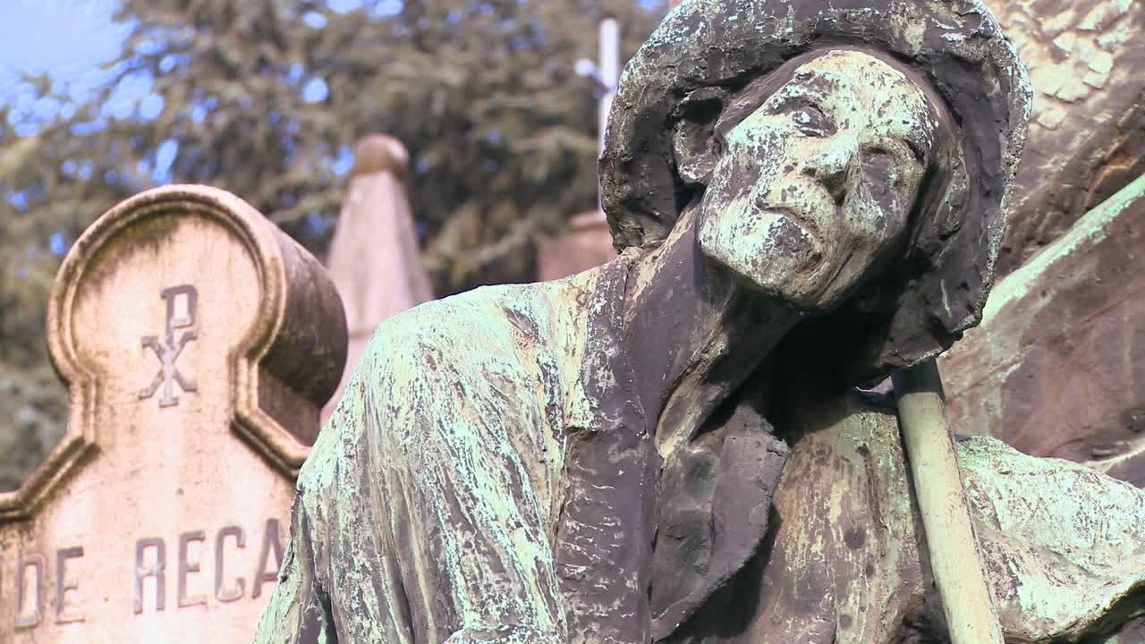 조각상이 천국을 가리키는 묘지에서 솟아오른다 1