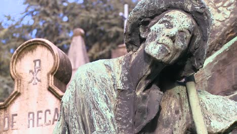 una escultura se eleva desde un cementerio apuntando al cielo 1