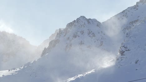 Zeitlupe-Vom-Gipfel-Eines-Der-Höchsten-Berge-In-Pas-De-La-Casa,-Andorra