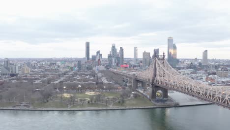 filmische 4k-luftumlaufbahn der queensboro bridge, new york, east river und hudson