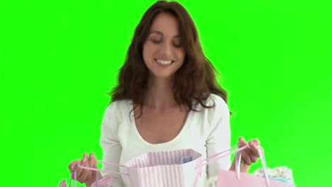 mujer hispana linda sosteniendo bolsas de compras