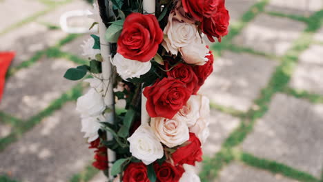 rosas rojas y blancas vibrantes que adornan el pilar