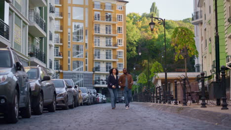 la novia y el novio disfrutan de una cita caminando juntos por un complejo residencial moderno.