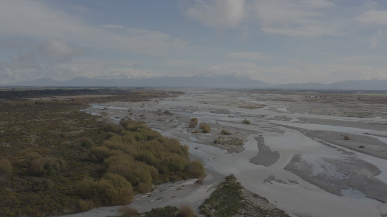 fotografía aérea del gran río rakaia que serpentea desde las montañas, isla sur de nueva zelanda