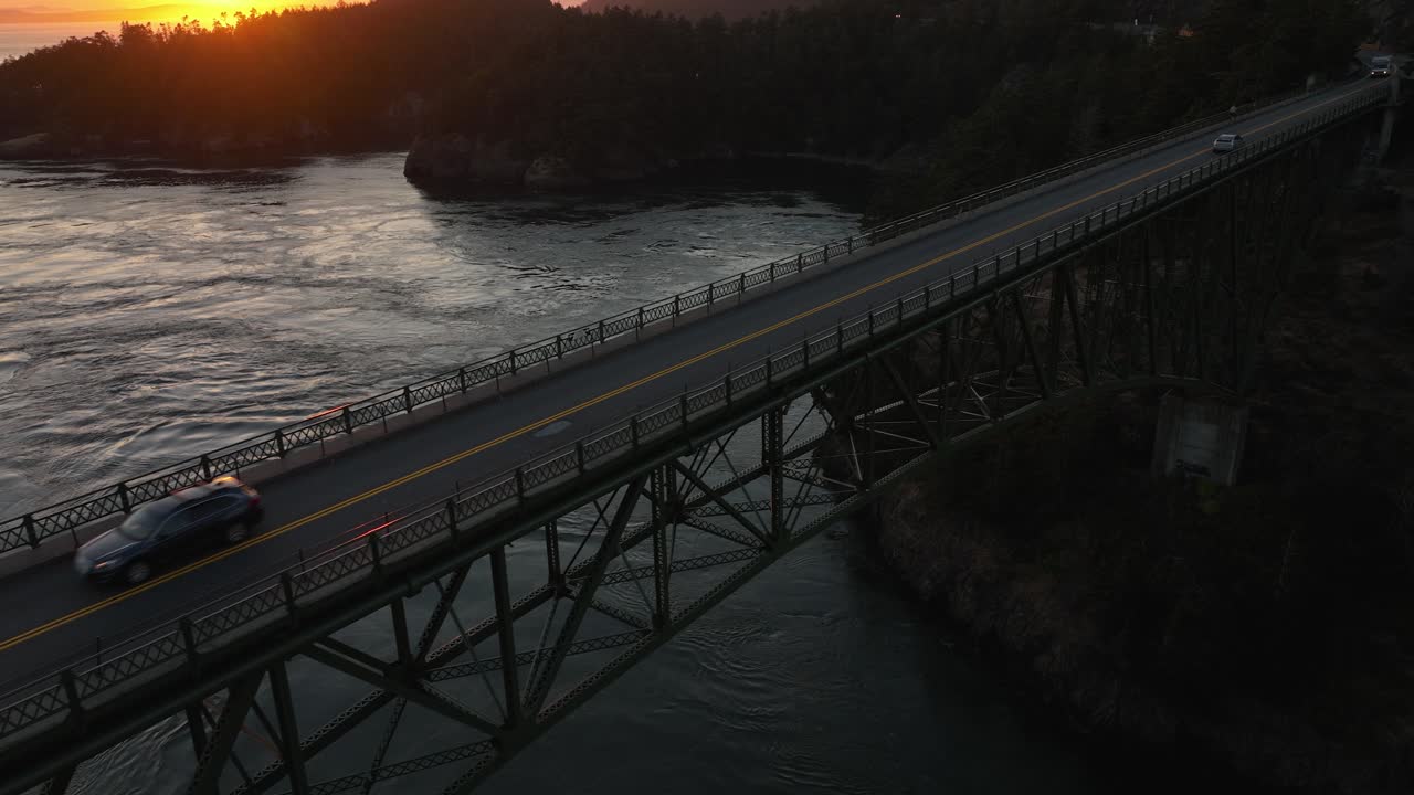 수평선을 통해 황금 시간 빛이 정점을 이루는 황혼의 속임수 패스의 공중 샷