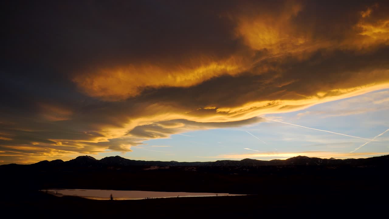 볼더, 콜로라도에서 일몰과 렌티큘러 구름의 시간 경과
