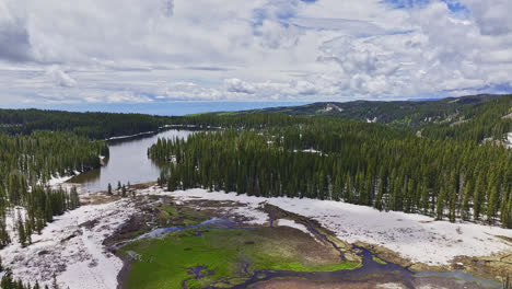 drone sobrevuela el lago pantanoso en la cumbre de grand mesa, colorado