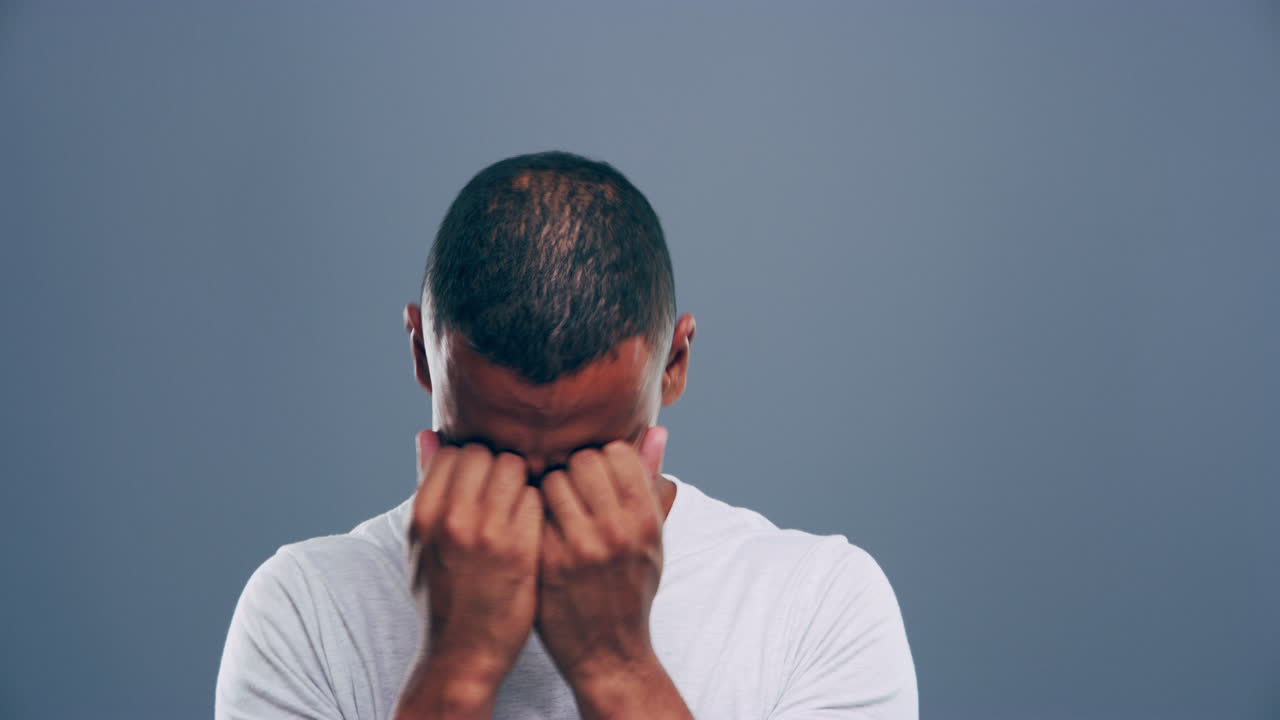 손에 머리를 들고 있는 남자