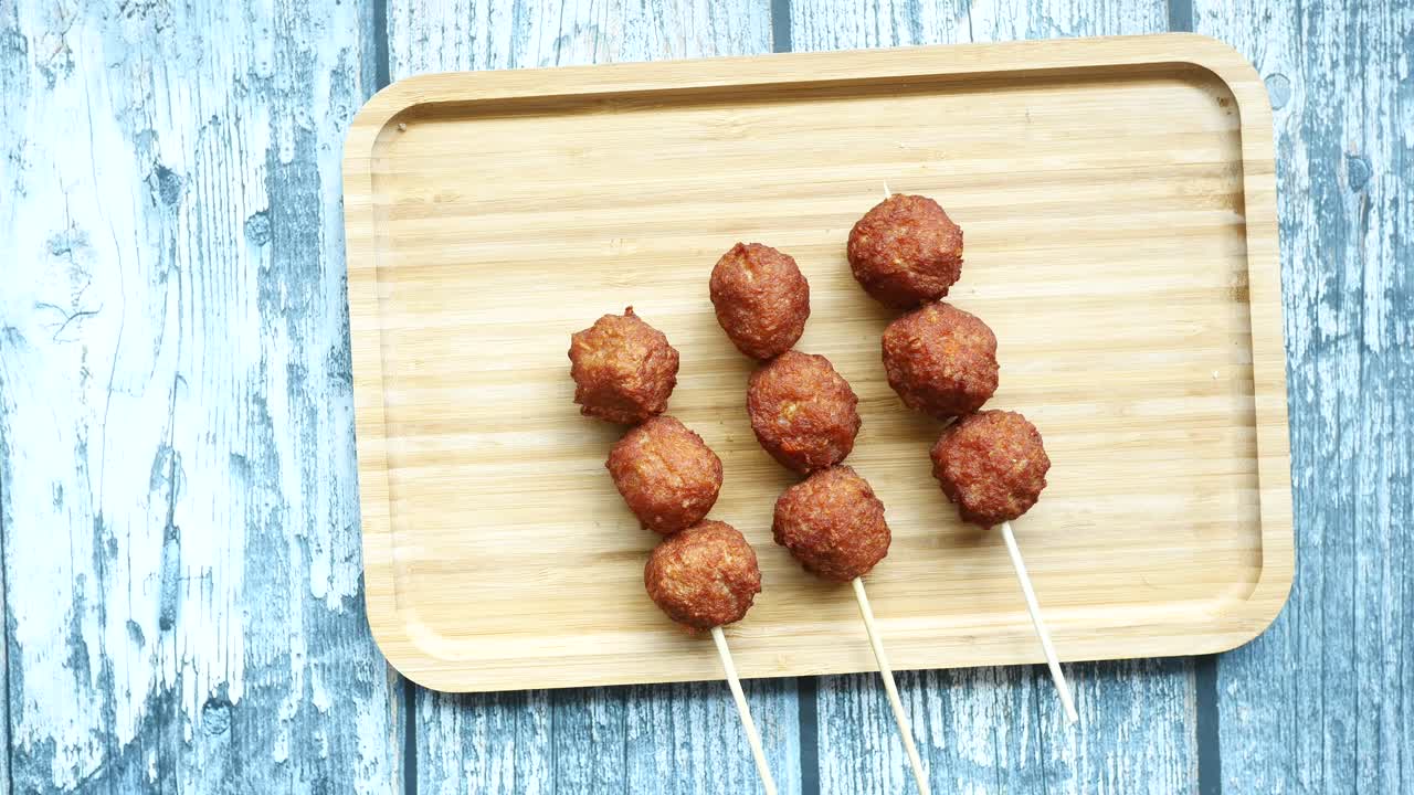 접시 위의  ⁇  치즈 고기 볼의 위쪽 전망