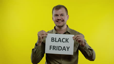 Mann-Lächelt-Und-Zeigt-Die-Aufschrift-„Black-Friday“,-Freut-Sich-über-Rabatte,-Online-Shopping-Verkäufe