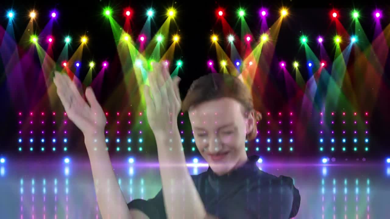 animación de una mujer caucásica bailando sobre puntos de luz