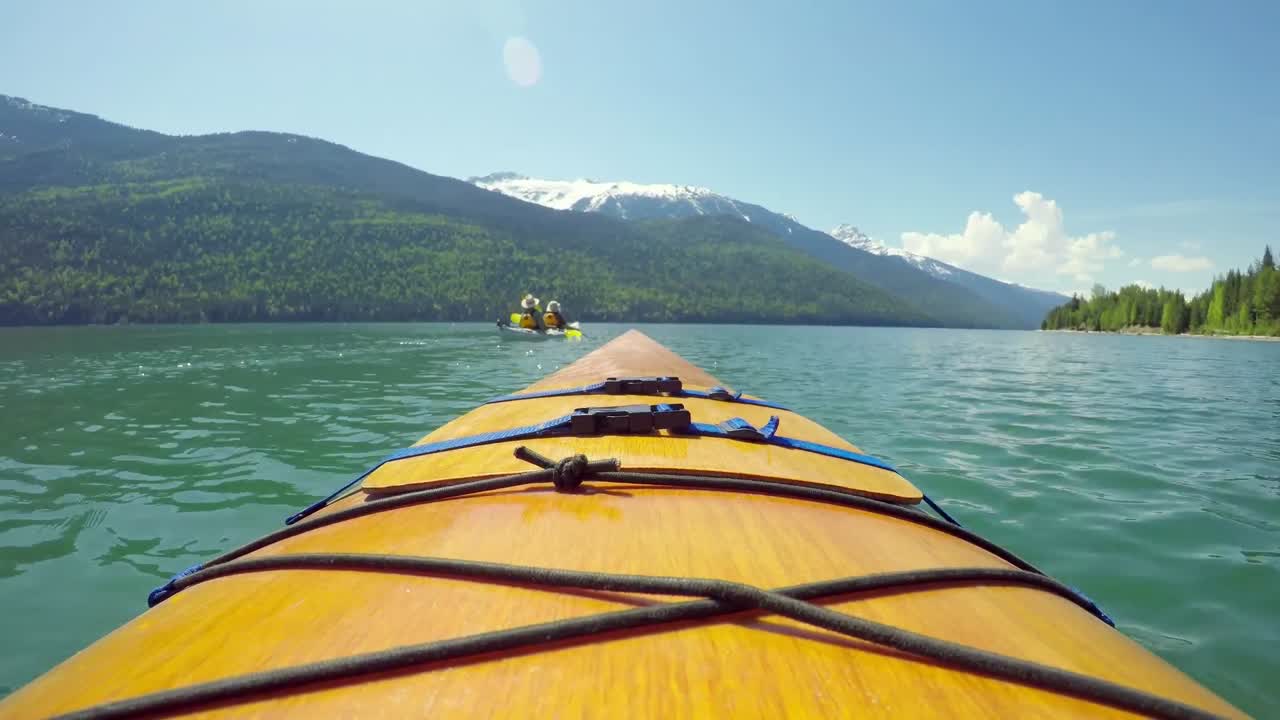 turista remando un bote en el río 4k