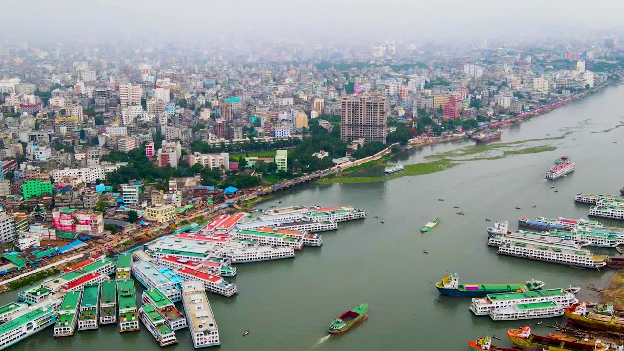 Cena movimentada de estaleiro no Cais de Dhaka, no Rio Buriganga, em Bangladesh, Sul da Ásia