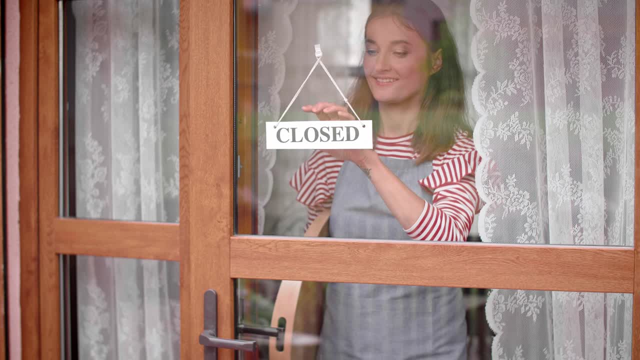 la mujer comienza a trabajar en el café.