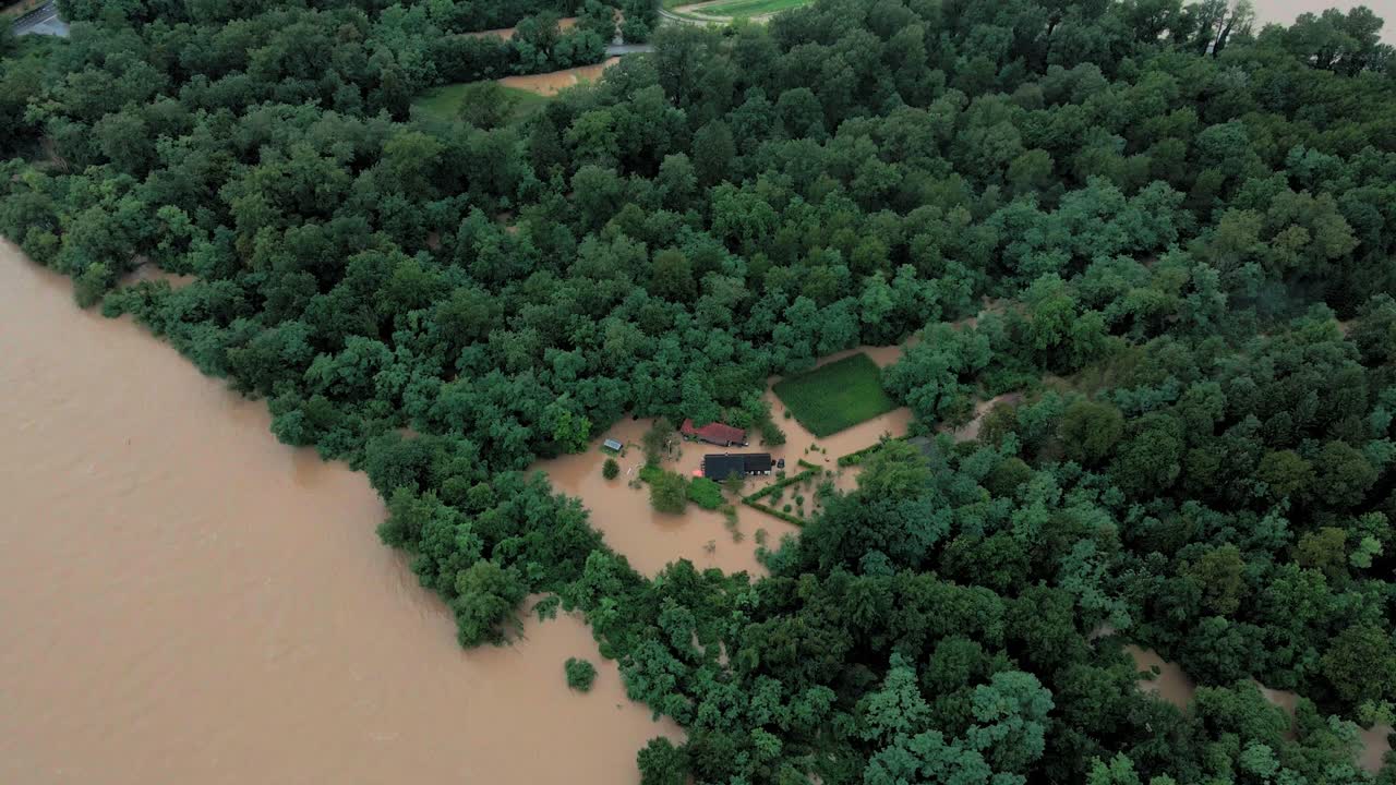 8월 슬로베니아 포드라비에의 홍수 마을의 끔찍한 4k 드론 영상