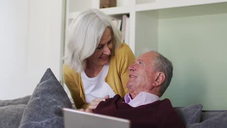 Pareja-Caucásica-Senior-Usando-Computadora-Portátil-Juntos