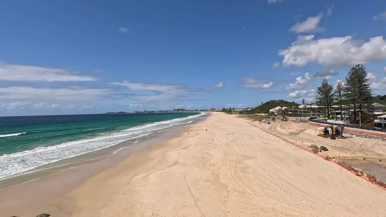모래 해변을 따라 건설 작업