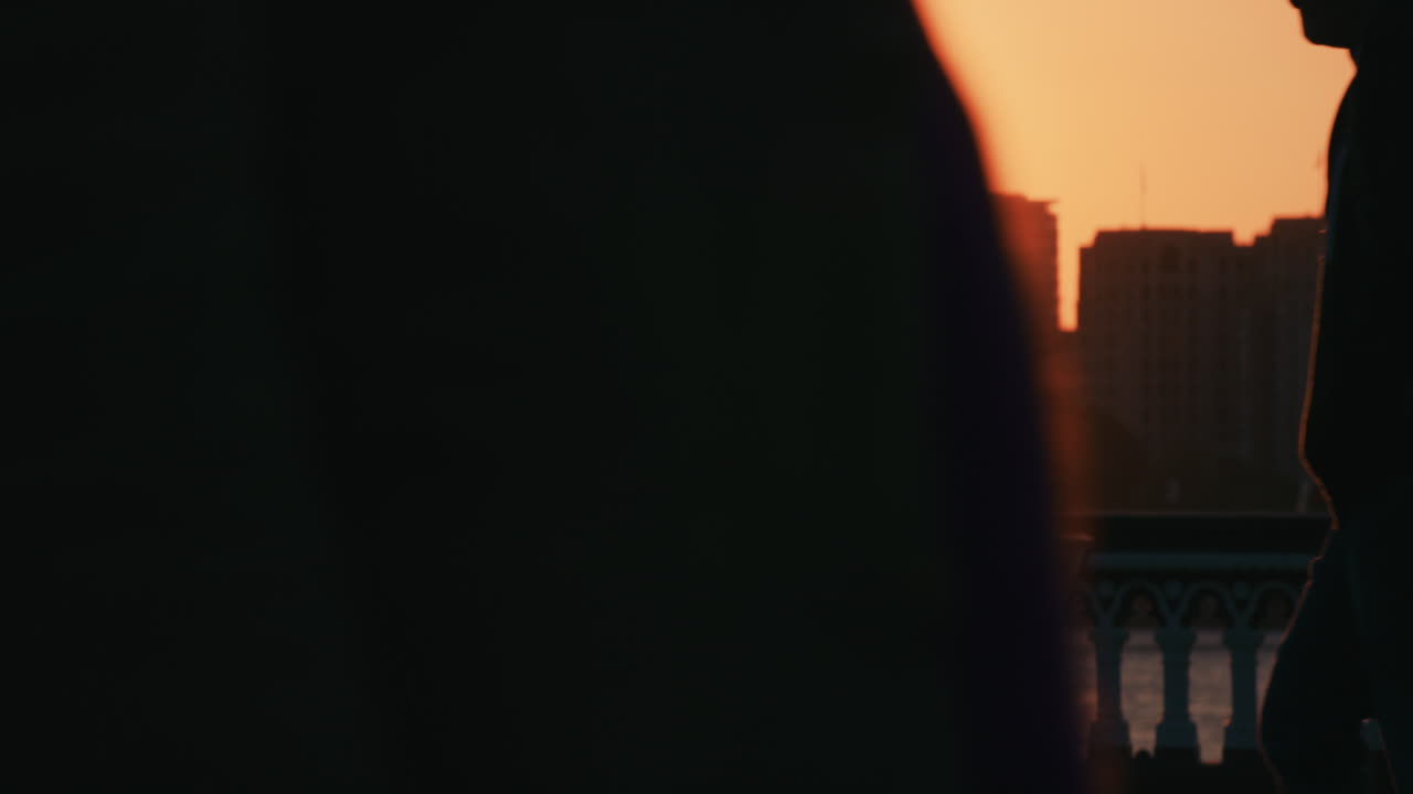 анонимная толпа людей, идущих на закате пассажиров лондонской городской улицы в замедленном движении