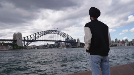 Indischer-Punjabi-Sikh-Mann-Bewundert-Die-Sydney-Harbour-Bridge-In-Sydney,-New-South-Wales,-Australien