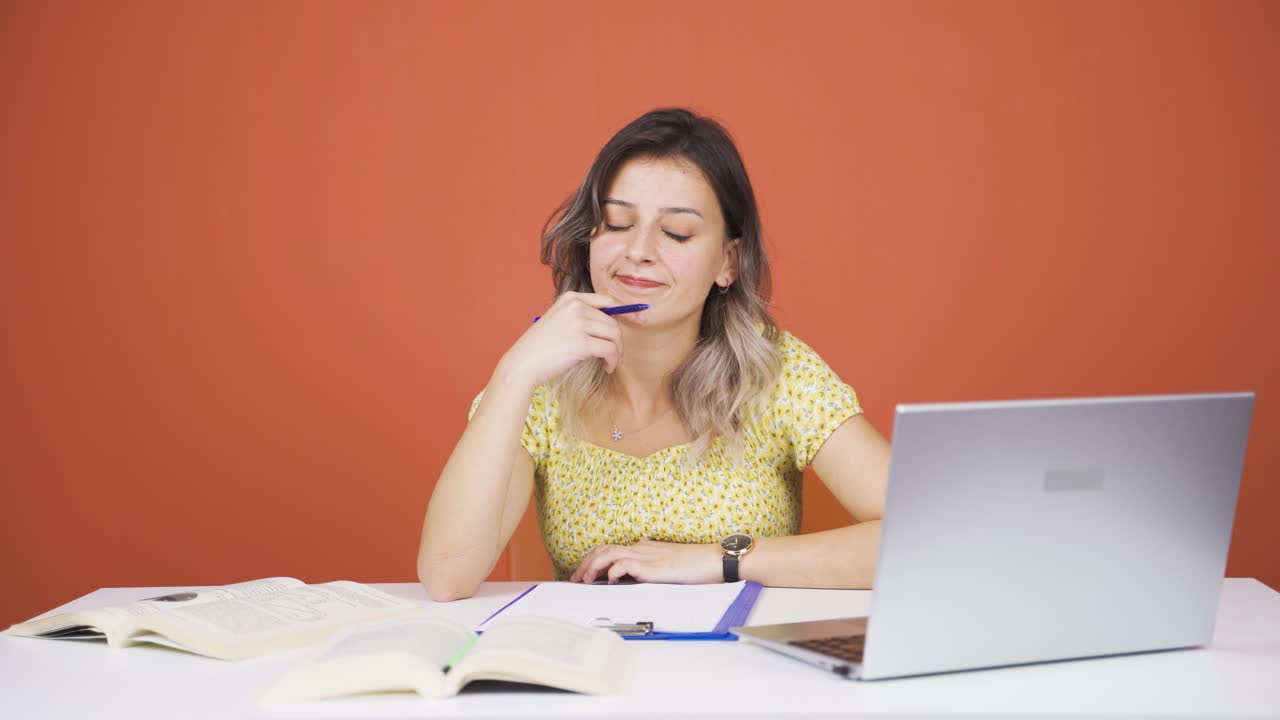 la mujer joven mirando la computadora portátil es reflexiva.