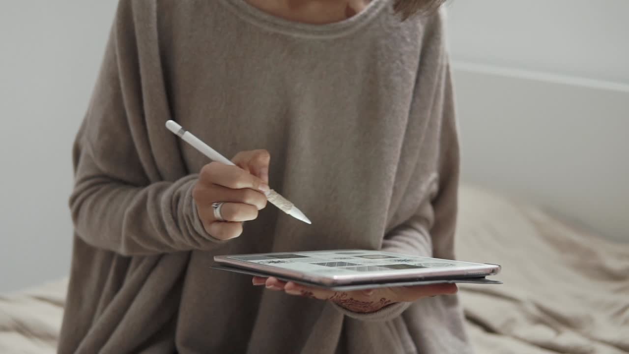 mujer usando tableta y lápiz