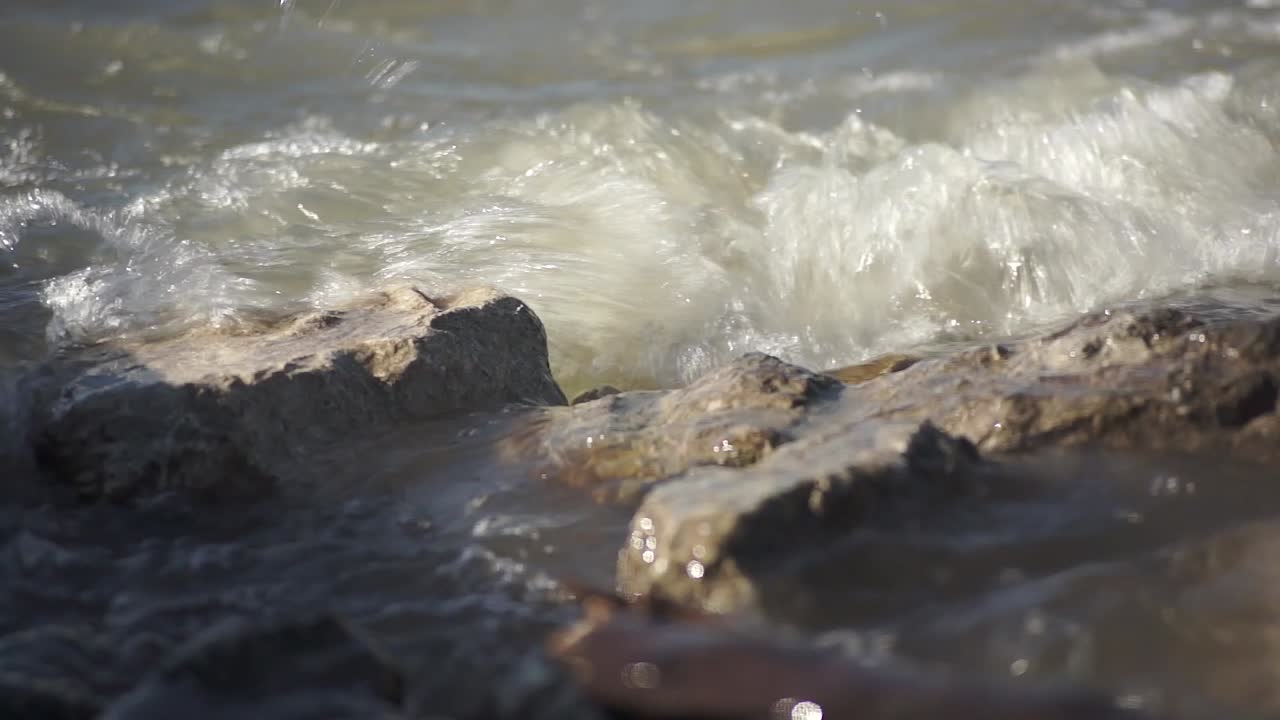 это волны, бьющиеся о скалы в озере или океане.