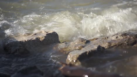 estas son olas que chocan contra rocas en un lago o océano.