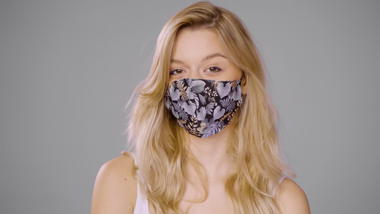 얼굴 마스크를 착용 한 여성