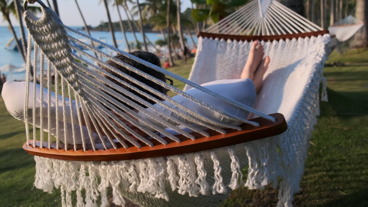 relajándose en una hamaca en una playa tropical