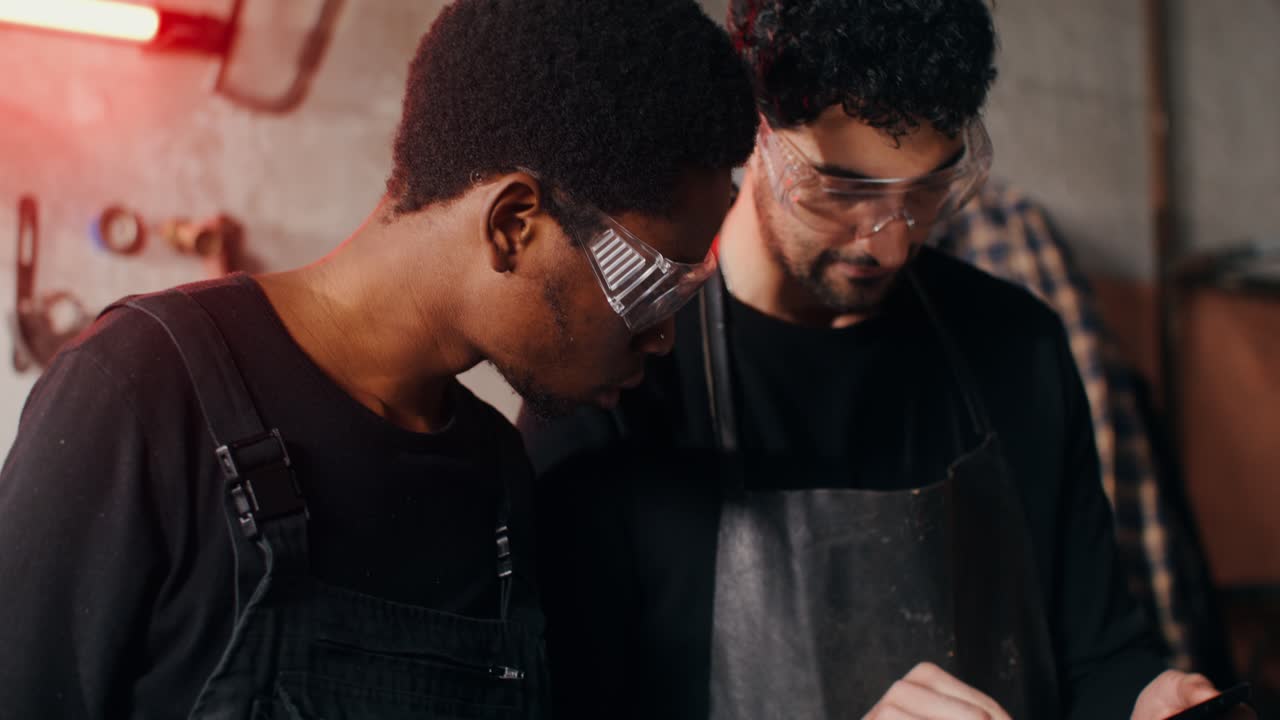 Dois Artesãos Colaborando em uma Oficina