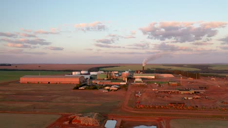 Vista-Aérea-De-La-Fábrica-De-Biocombustibles,-Caña-De-Azúcar-Y-Etanol