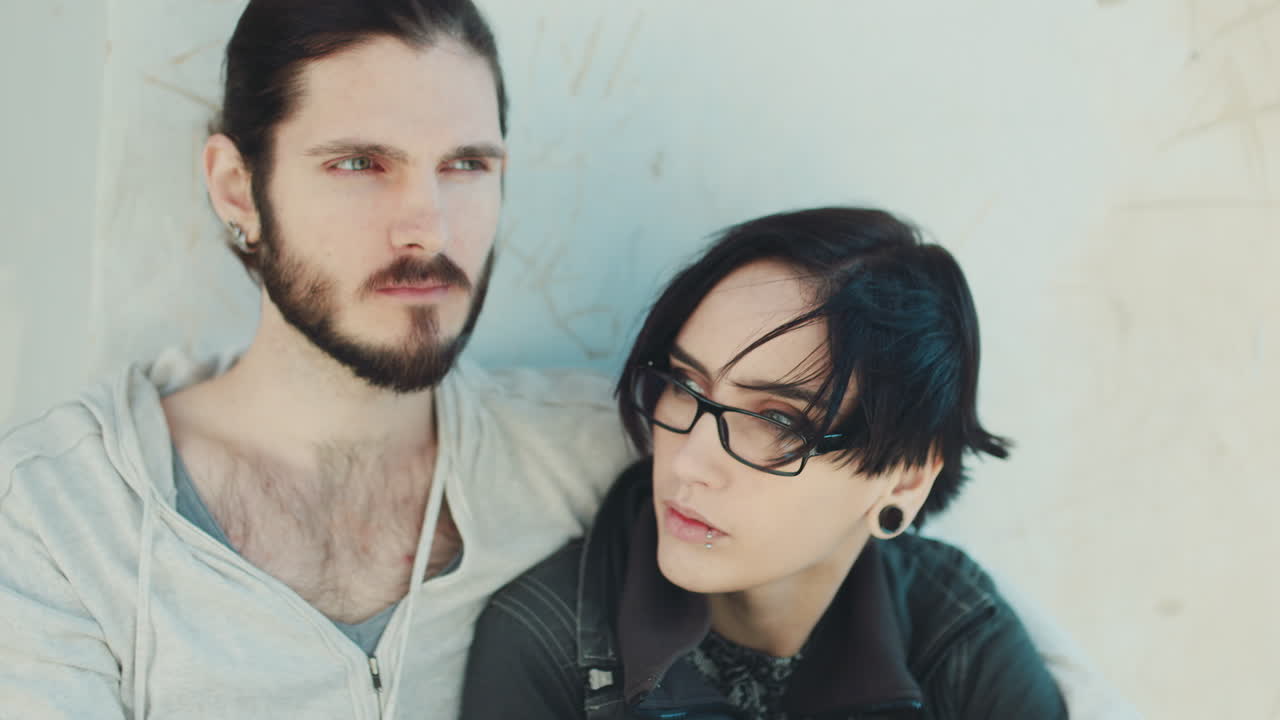 사려깊은 젊은 힙스터 부부는 창턱 꿈 검은 머리 여자와 함께 나란히 앉아