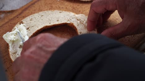 bagel turco con mantequilla