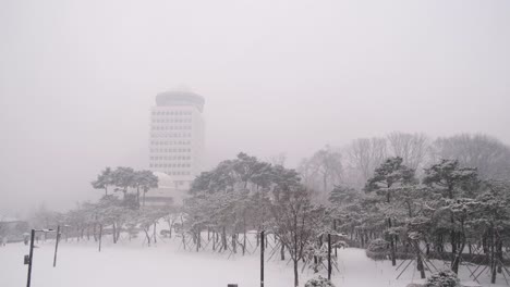 Ventisca-De-Tormenta-De-Nieve-Fuerte-En-Seúl,-Paisaje-Urbano-De-Horizonte-Cinematográfico,-Clima-Extremo