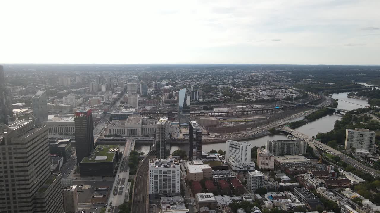imágenes de drones de filadelfia, pa - movimiento de cámara dinámico - hotel de cuatro estaciones