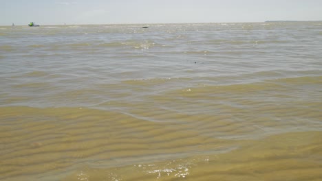 Hafenstrand-Mit-Segelboot-In-Der-Ferne-In-Harwich,-Essex,-England