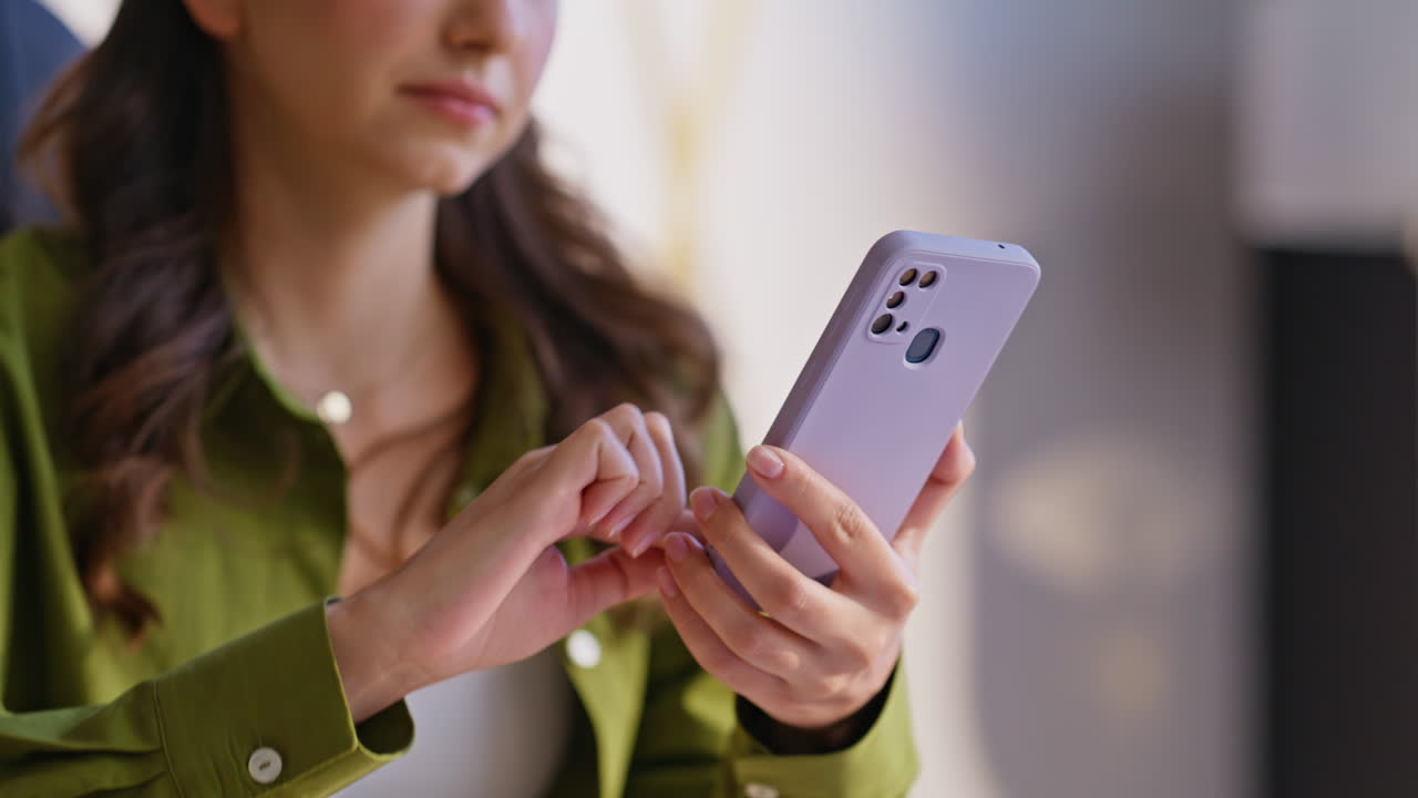 mujer usando un teléfono inteligente