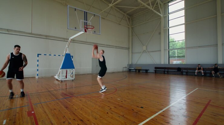 Partita di basket in un campo al chiuso