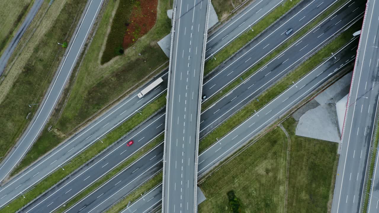 복잡 한 고속도로 교차로 의 공중 사진