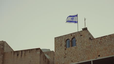 La-Bandera-Israelí-Ondea-Sobre-La-Ciudad-Santa-De-Jerusalén-Cerca-Del-Muro-Occidental-De-Los-Lamentos-En-La-Ciudad-Antigua